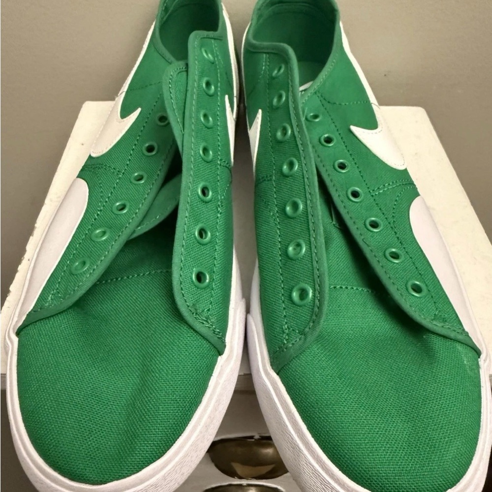Nike SB Blazer Court Green White Shoes CV1658-301 BLZR Size 10.5 US Mens NEW - Picture 2 of 3